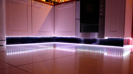 Нижняя подсветка шкафов с помощью встроенных светодиодных светильников