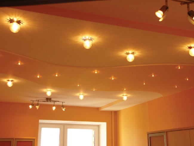 На этапе выбора потолочных осветительных приборов нужно представить себе и их расположение на потолке, и интенсивность освещения