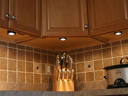 Как сделать подсветку на кухне под шкафчиками светодиодной лентой – монтаж своими руками