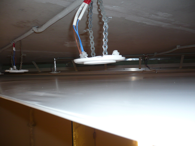 Потолок из гипсокартона: варианты установки точечных светильников